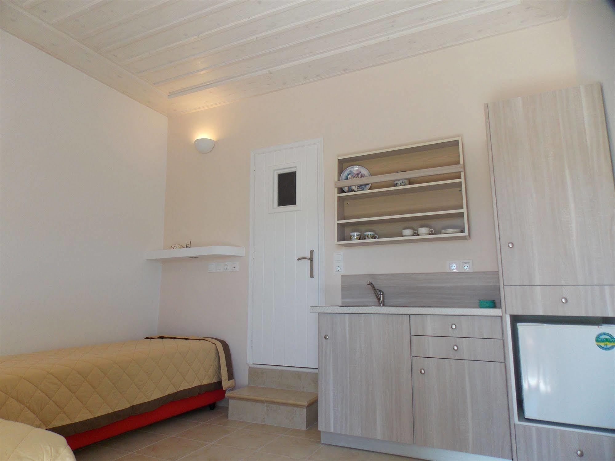 מילופוטאס Galaxy Hotel מראה חיצוני תמונה